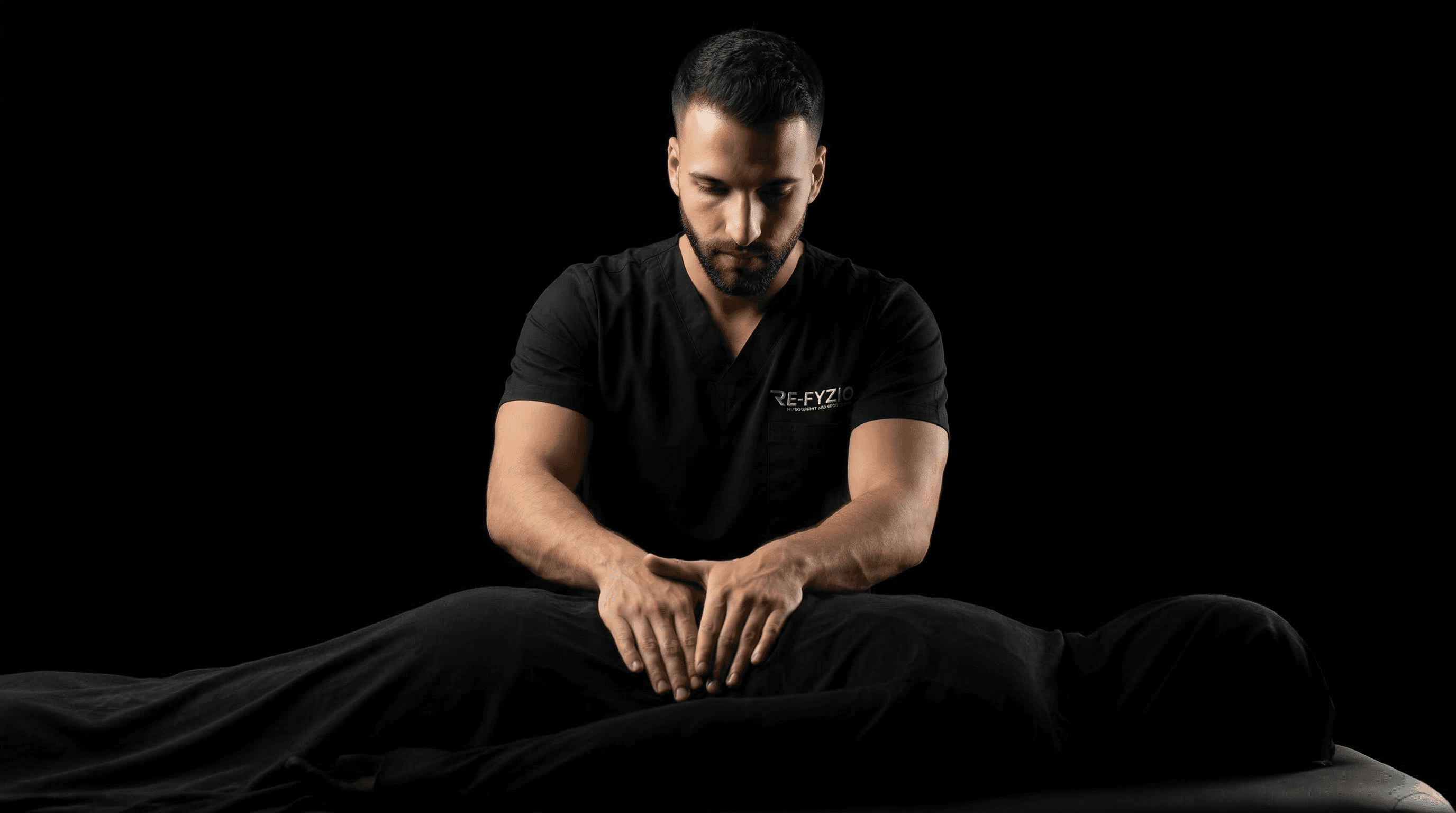 Σπύρος Ευσταθίου εφαρμόζει χειροθεραπεία στο Refyzio, Γεροσκήπου Πάφος